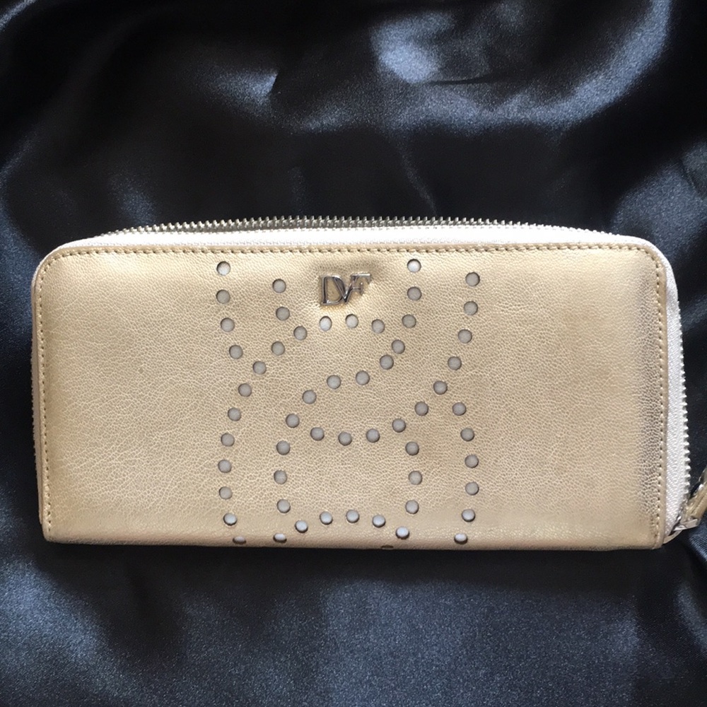 Diane Von Furstenberg wallet in metallic gld